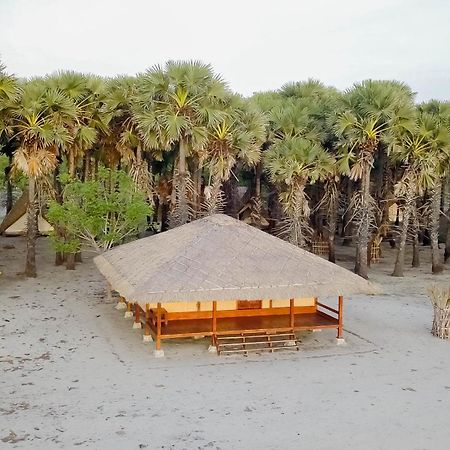 Costa Beach Resort & Club Waingapu Exteriör bild