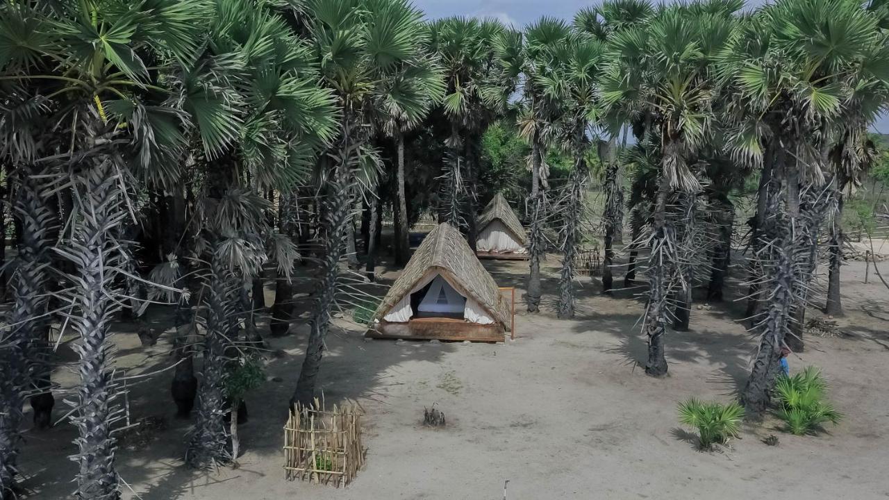 Costa Beach Resort & Club Waingapu Exteriör bild